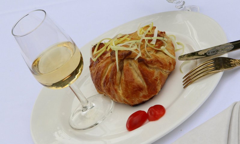 Manzanilla and pike-perch baked in puff pastry