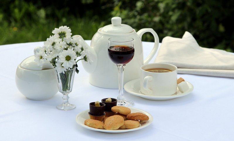 Moscatel and black tea with sugar and lemon