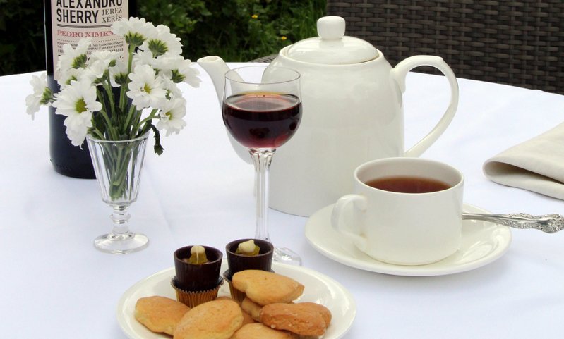  ,    ,  / Pedro Ximénez, black tea and shortbread cookies