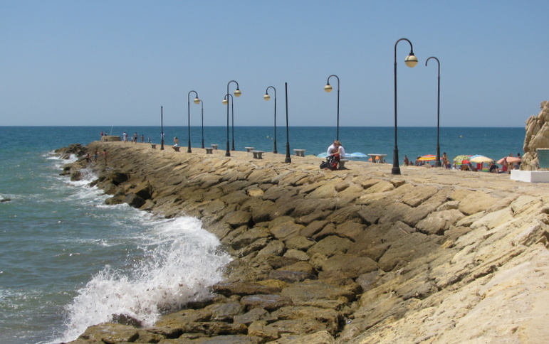  Ocean view. Tothe left the port, tothe right the beach, inthe middle fishing spot 